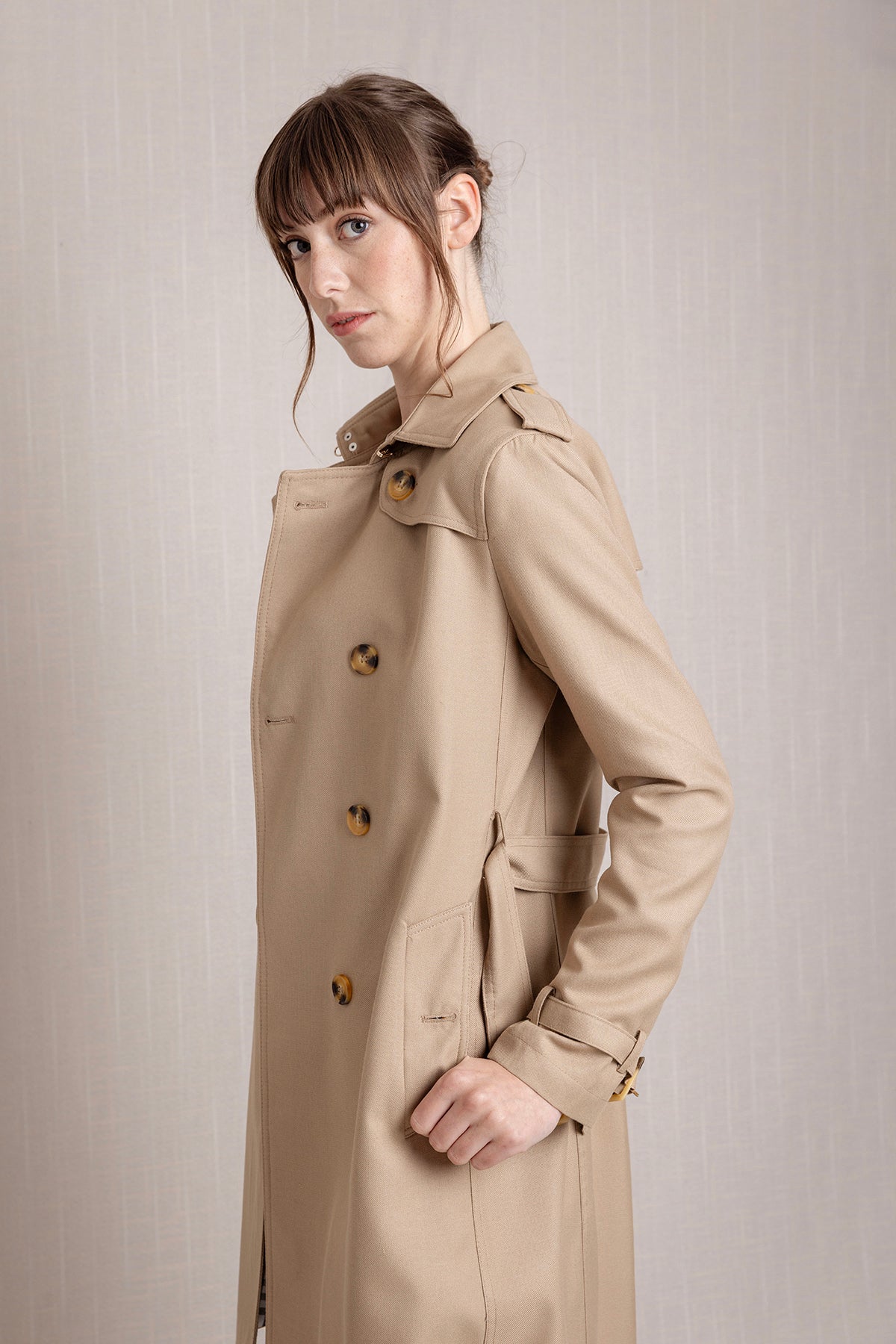 Volanlı trençkot, önden düğmeli uzun dış giyim modeli
