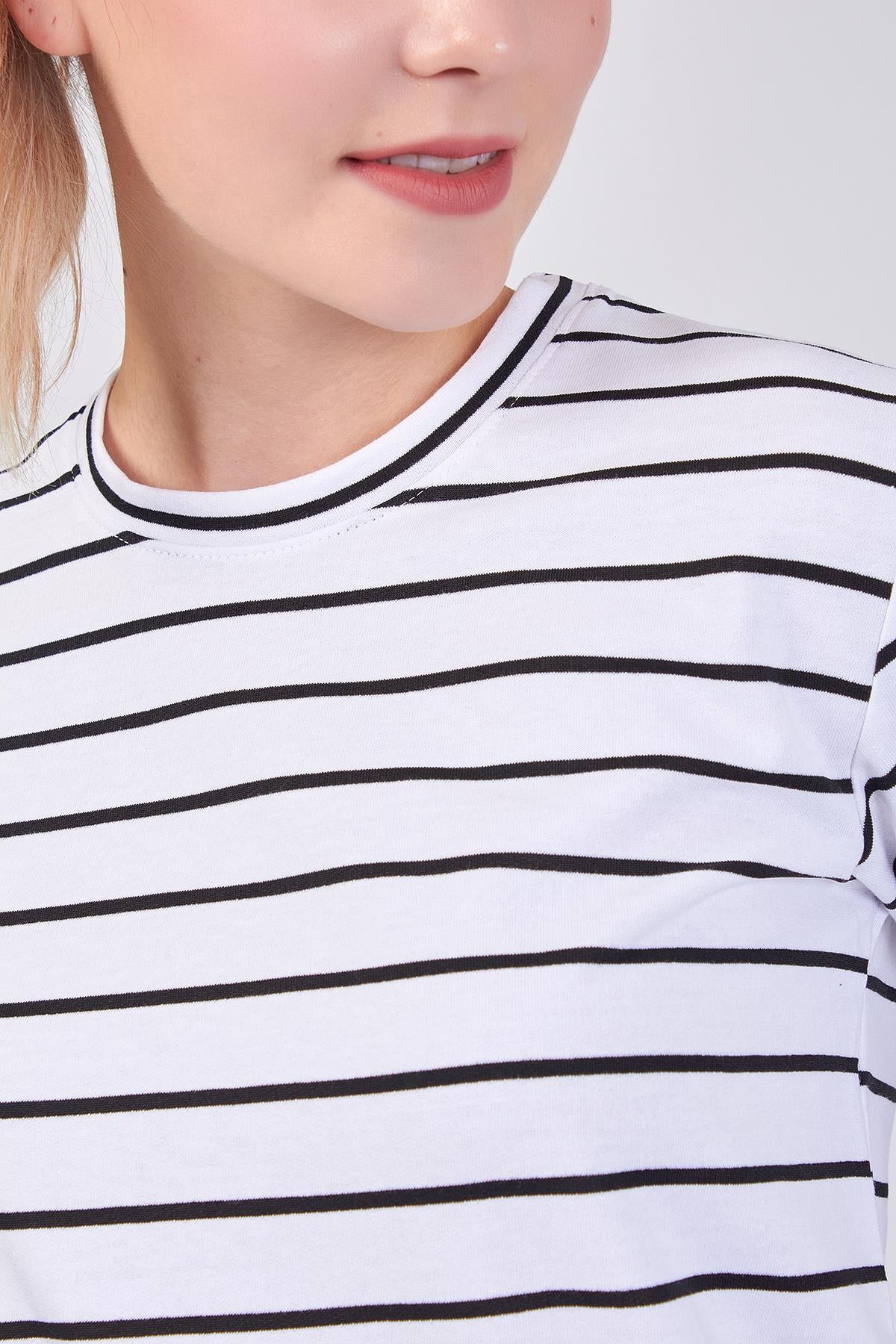 Volanlı beyaz çizgili sweatshirt arka görünüm kadın günlük giyim
