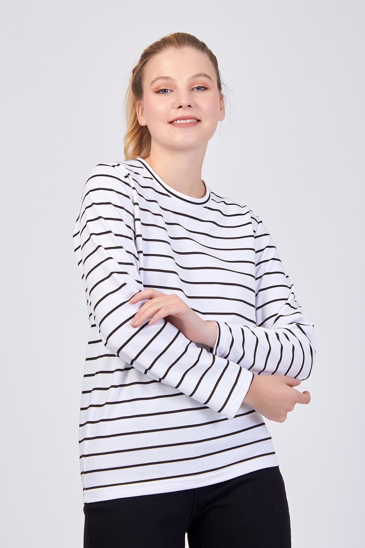 Beyaz sweatshirt çizgi detayı yakın çekim, Volanlı kadın üst giyim