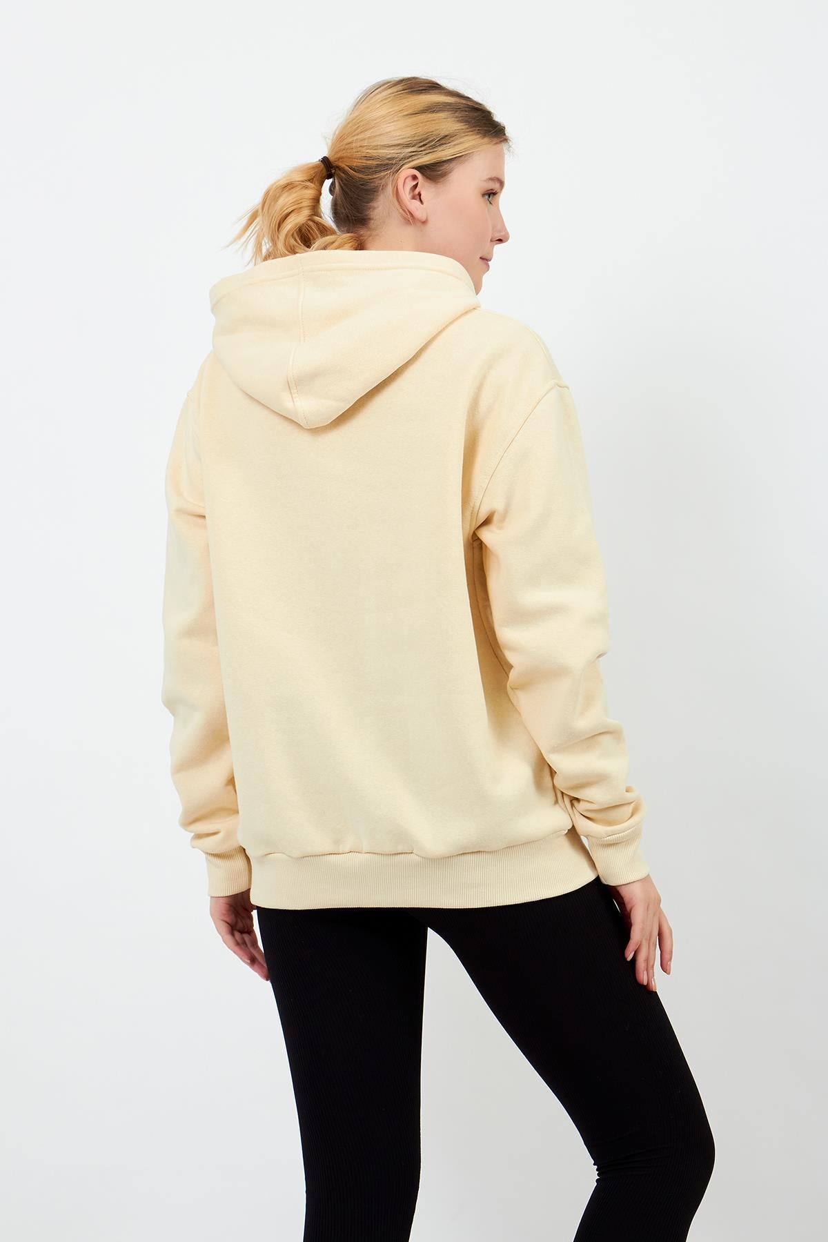 Volanlı ekru hoodie kombin önerisi, günlük zarif kadın stili
