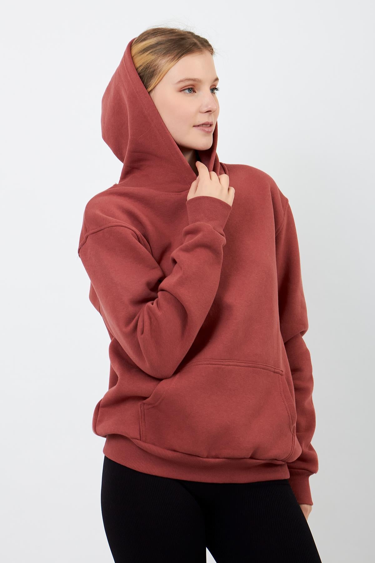 Volanlı kadın hoodie arkadan, gül kurusu tonlarıyla zarif görünüm