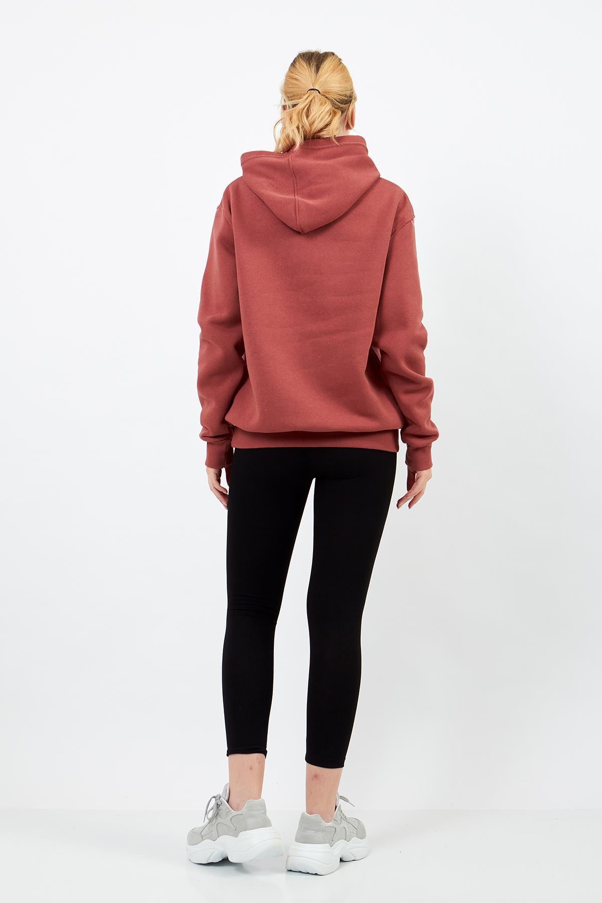 Gül kurusu hoodie kombin önerisiyle tüm vücut görünümü