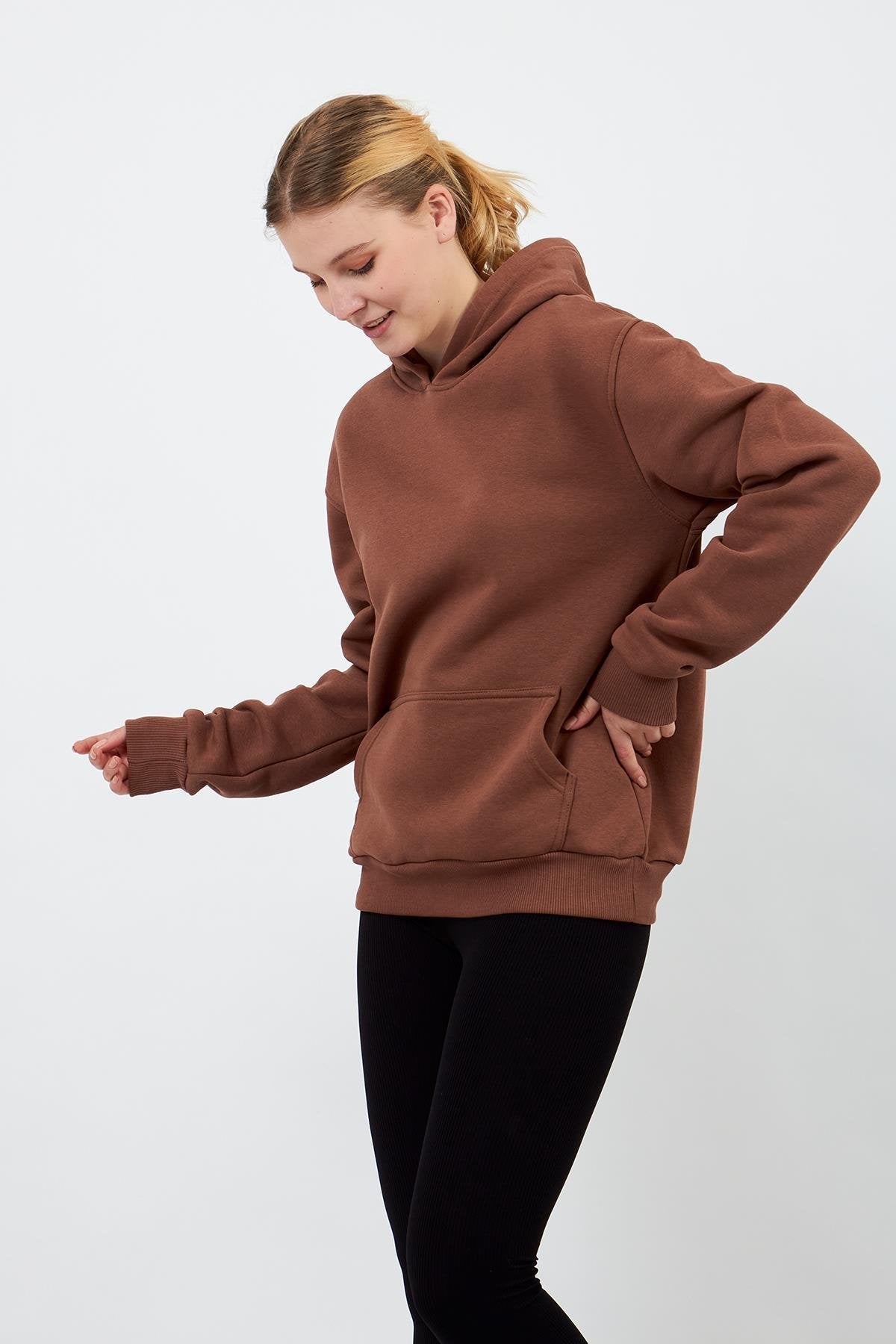 Volanlı kahverengi kapüşonlu sweatshirt, ön detay görünümü