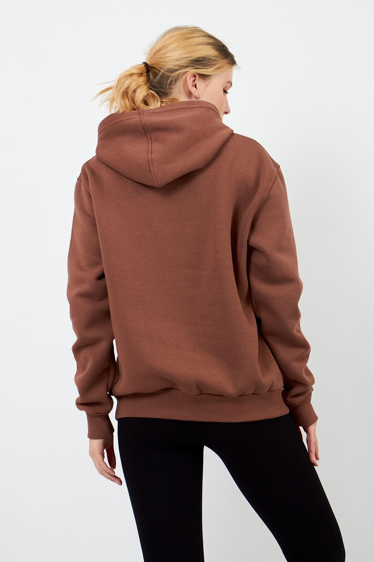 Kahverengi hoodie kombin önerisi, günlük kadın sweatshirt stili