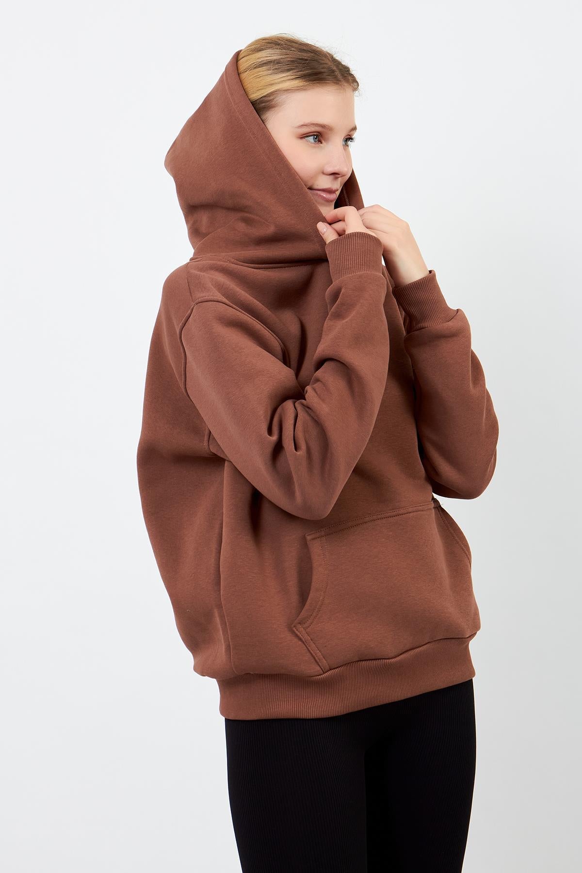 Hoodie detay görünümü, kahverengi kapüşon ve manşet yakın çekim