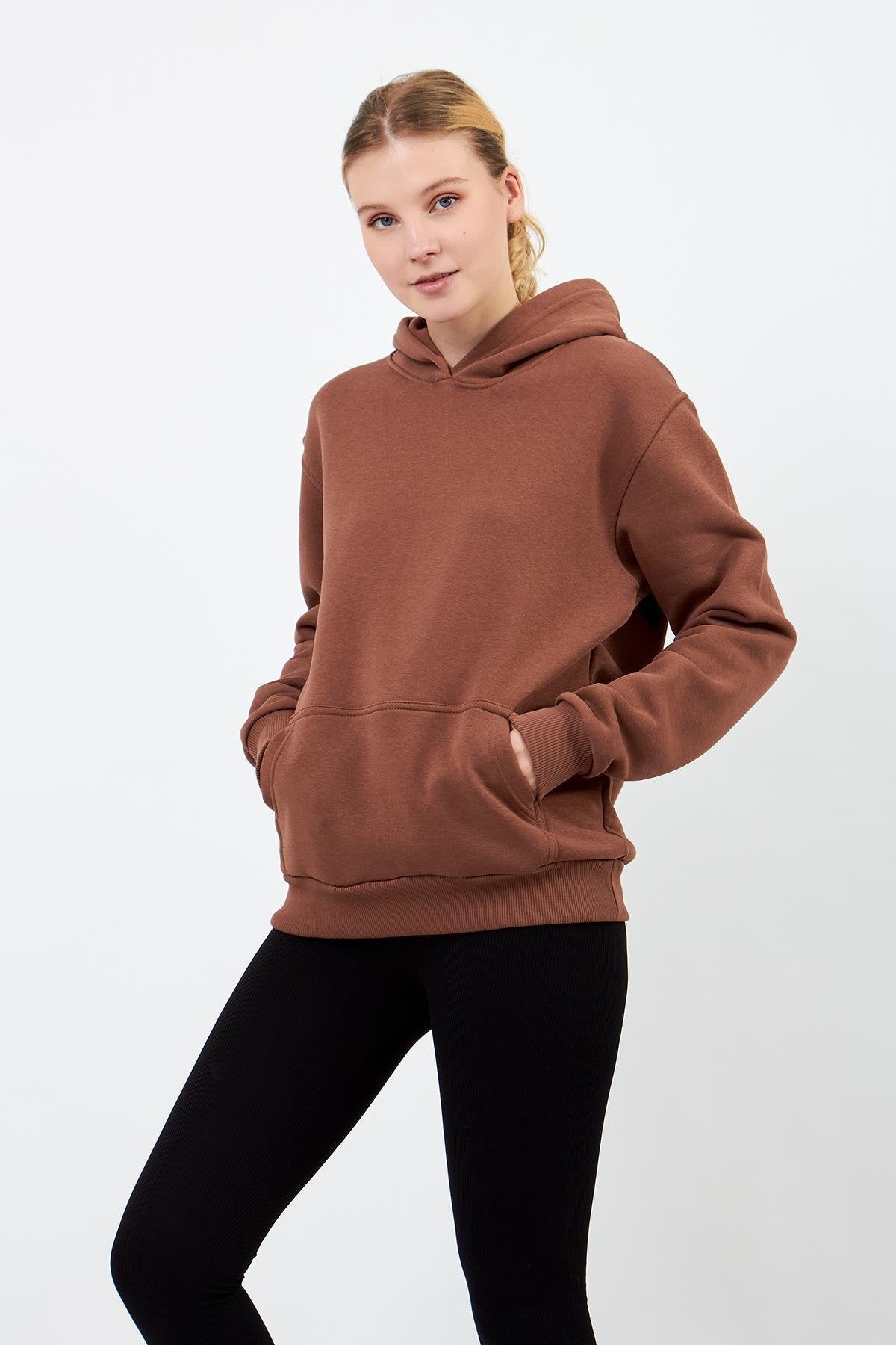Kahverengi hoodie yan profil, rahat kesimli kadın sweatshirt