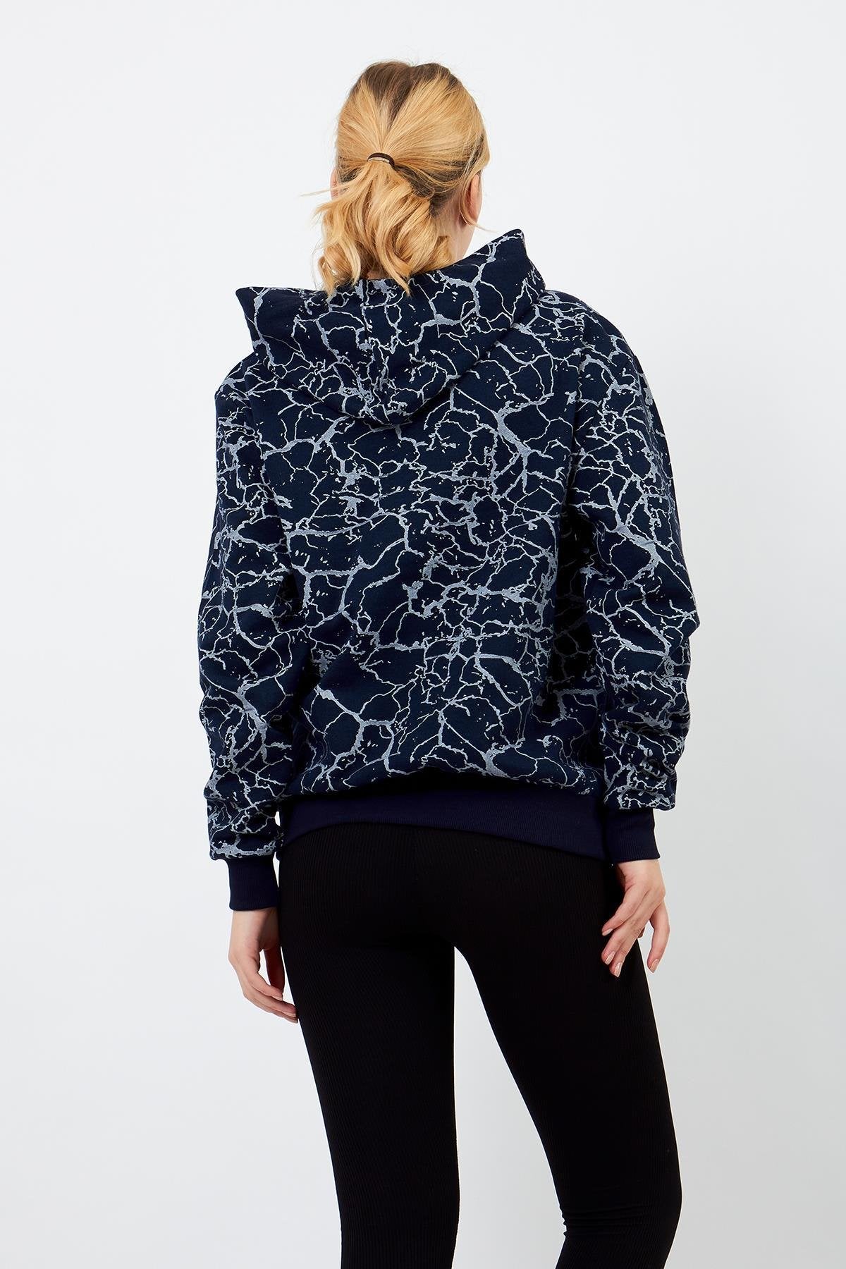 Lacivert desenli hoodie kombin önerisi, Volanlı kadın günlük giyim