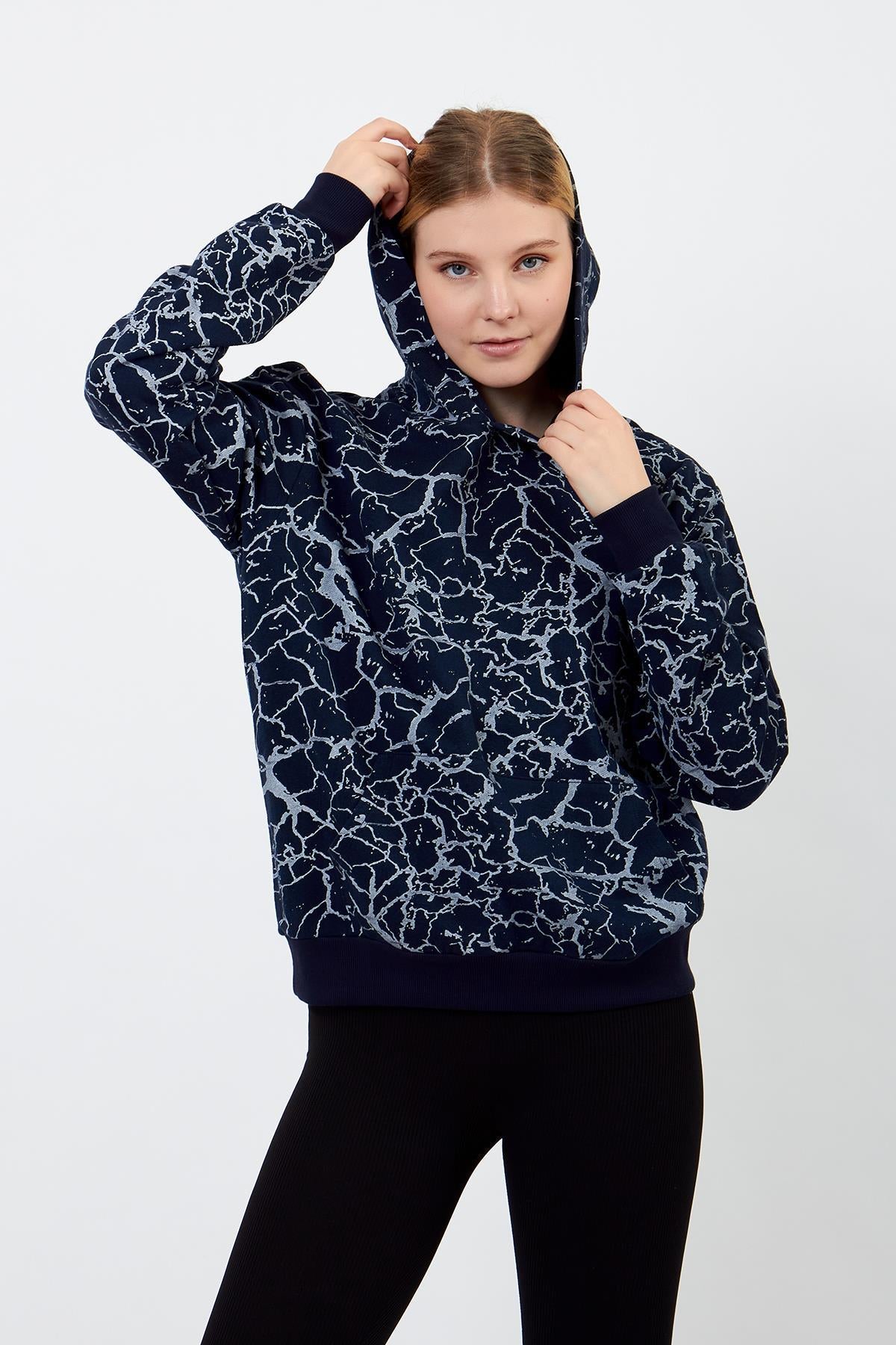 Volanlı lacivert desenli hoodie arka görünüm kadın sweatshirt modeli