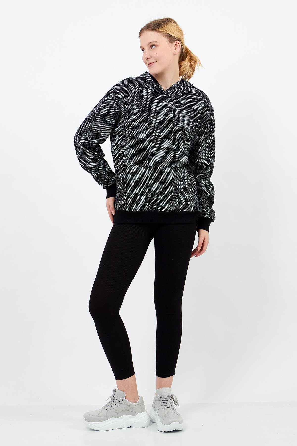 Siyah kamuflaj desenli kapüşonlu sweatshirt, ön görünüm