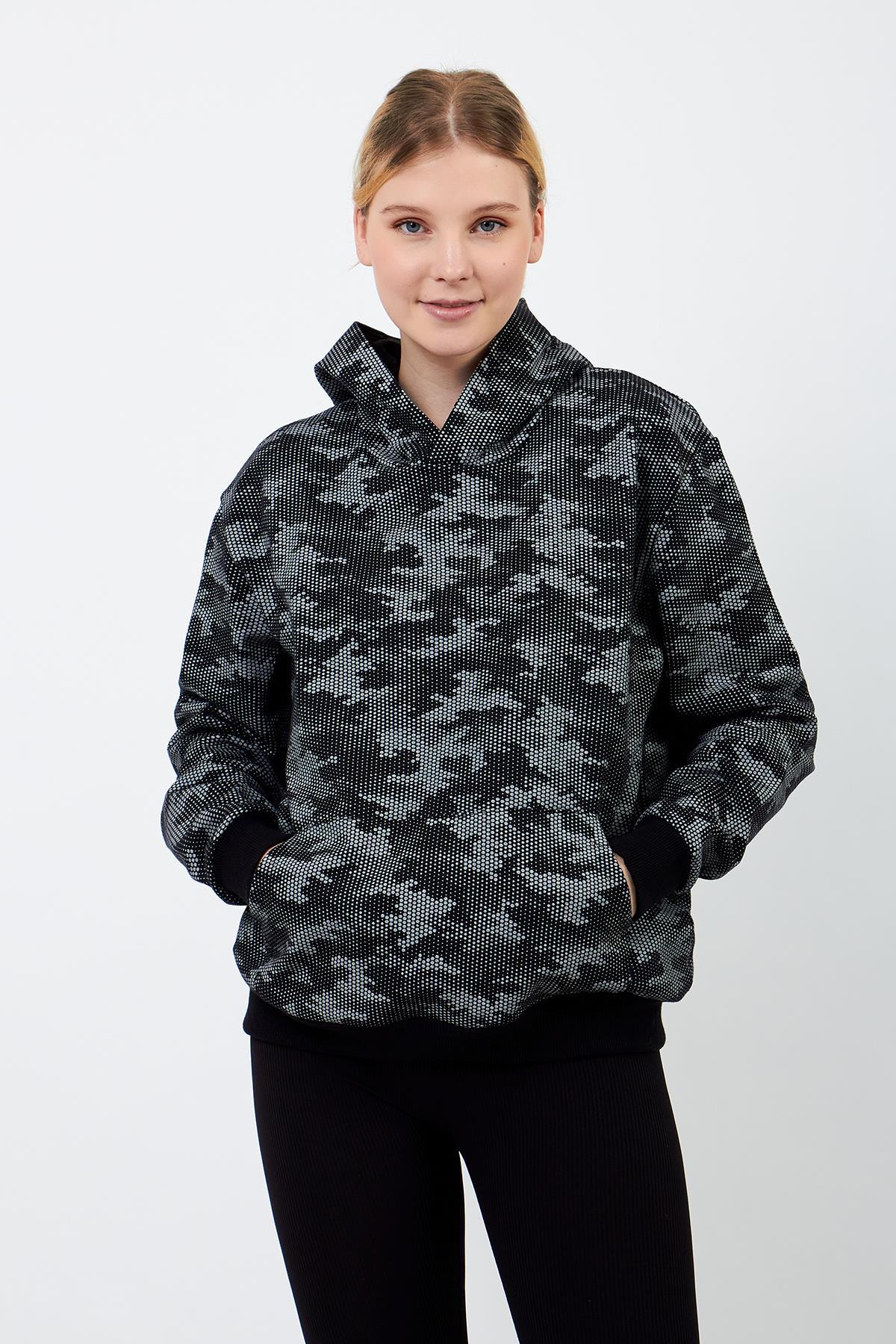 Kamuflaj baskılı siyah hoodie, yan profil kadın üst giyim