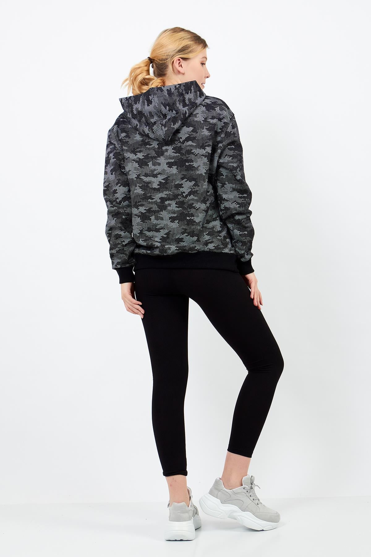 Siyah kamuflaj hoodie kapüşon ve ön cep detayı