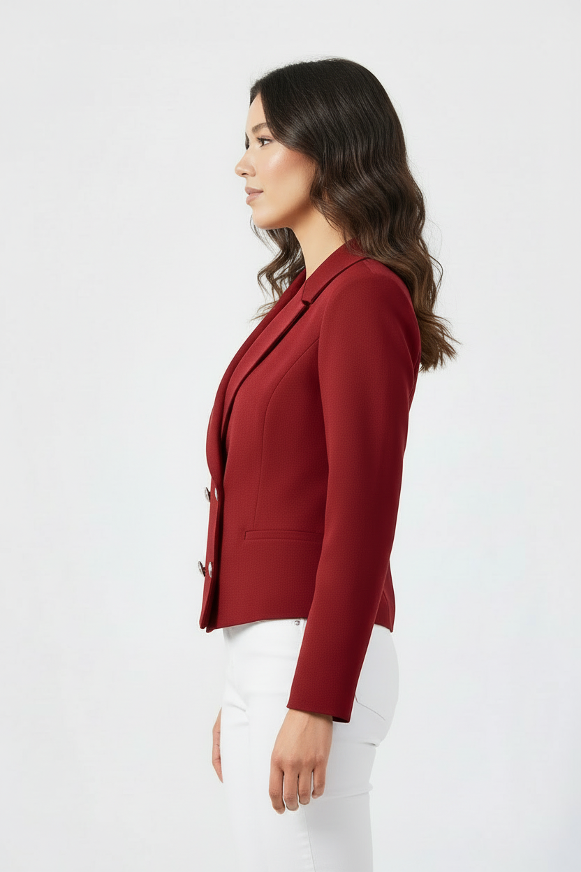 Bordo kısa ceket kombin önerisi, kadın blazer omuz ve yaka görünümü