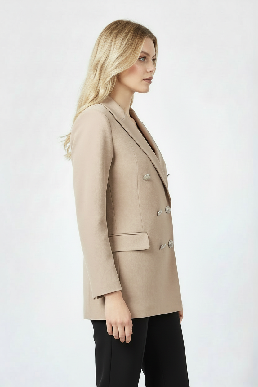 Kruvaze yaka detayıyla bej kadın blazer ceket görünümü