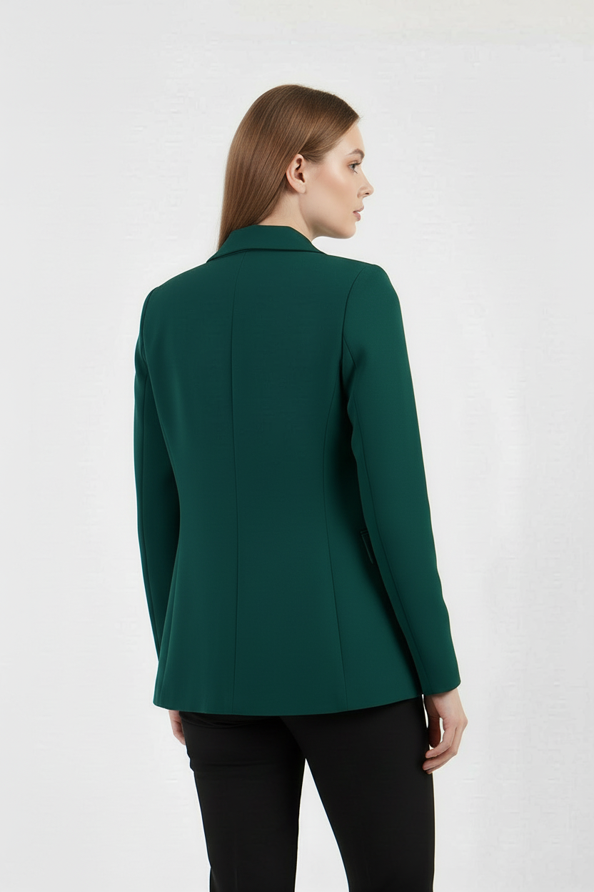 Tek düğme kapama detayı, zümrüt yeşili kadın blazer yakın çekim