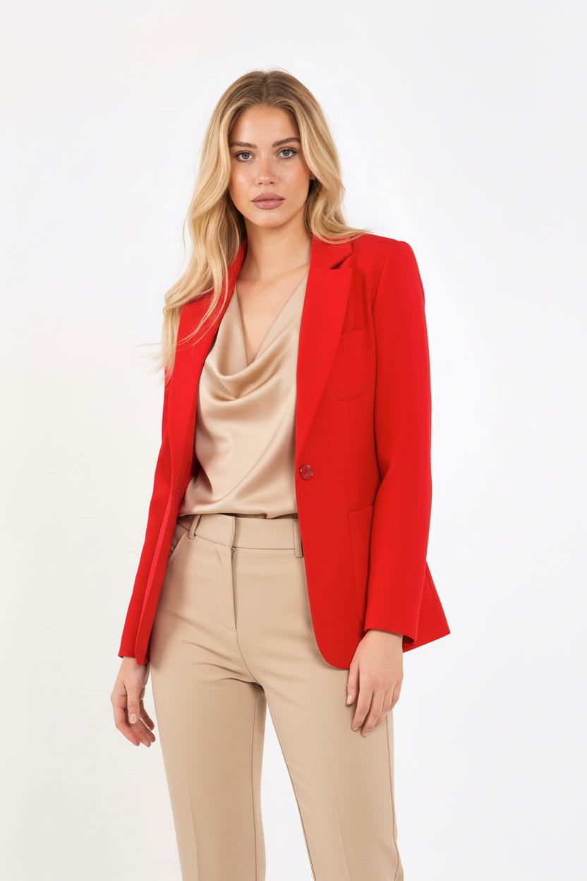 Volanlı kırmızı blazer ceketin yan profil detayı