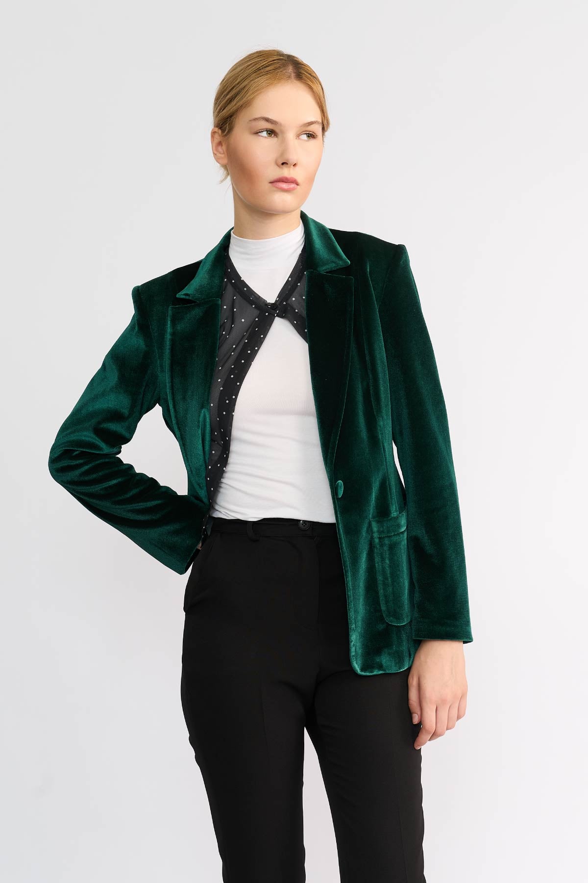 Volanlı kadife blazer, düğme detayı yakın plan görünüm